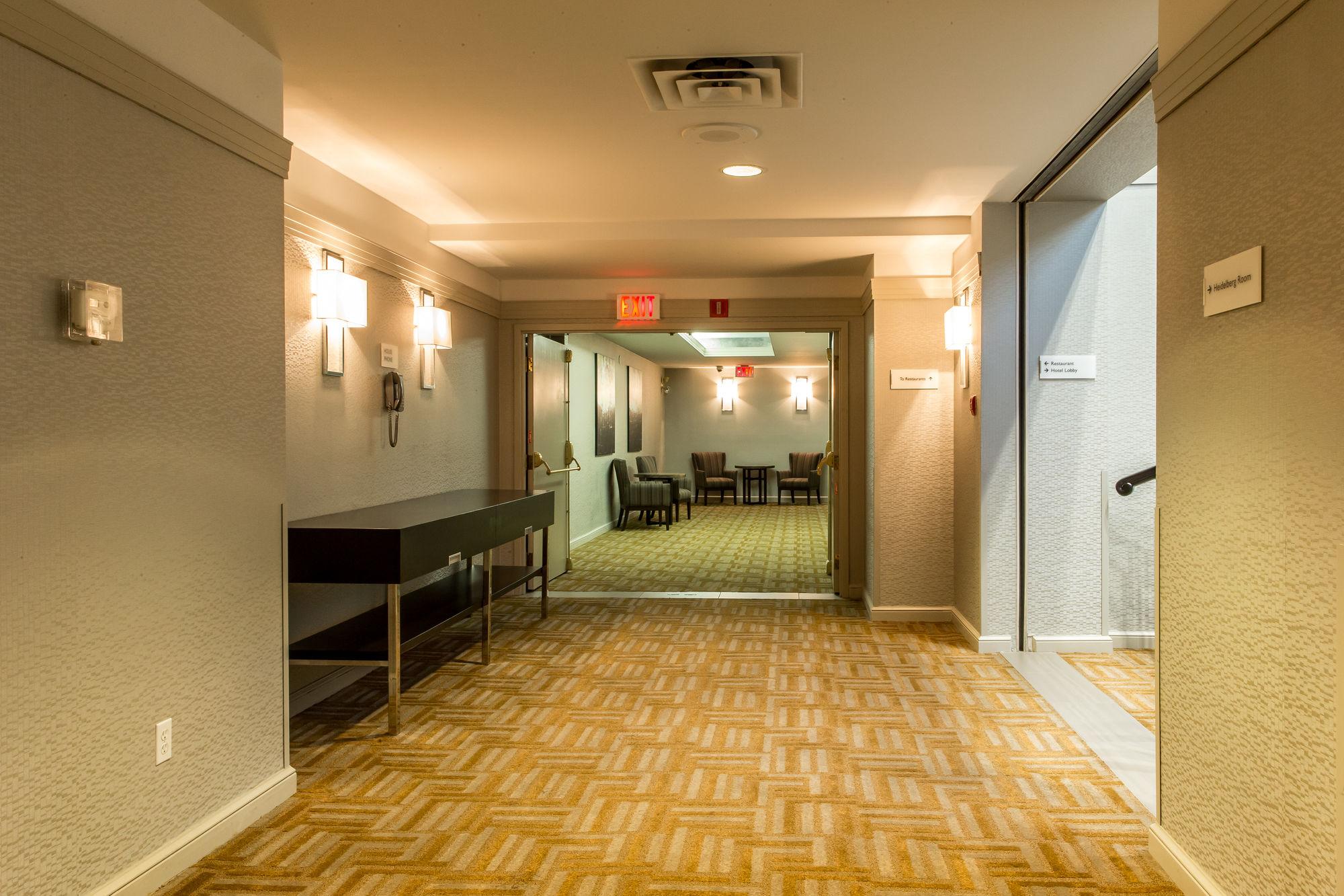 Courtyard By Marriott Kitchener Hotel Bagian luar foto