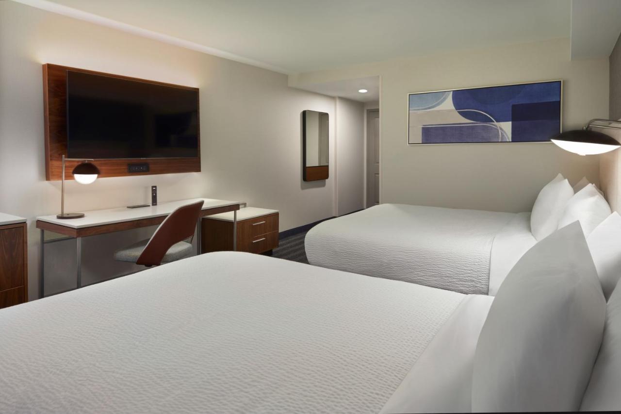 Courtyard By Marriott Kitchener Hotel Bagian luar foto