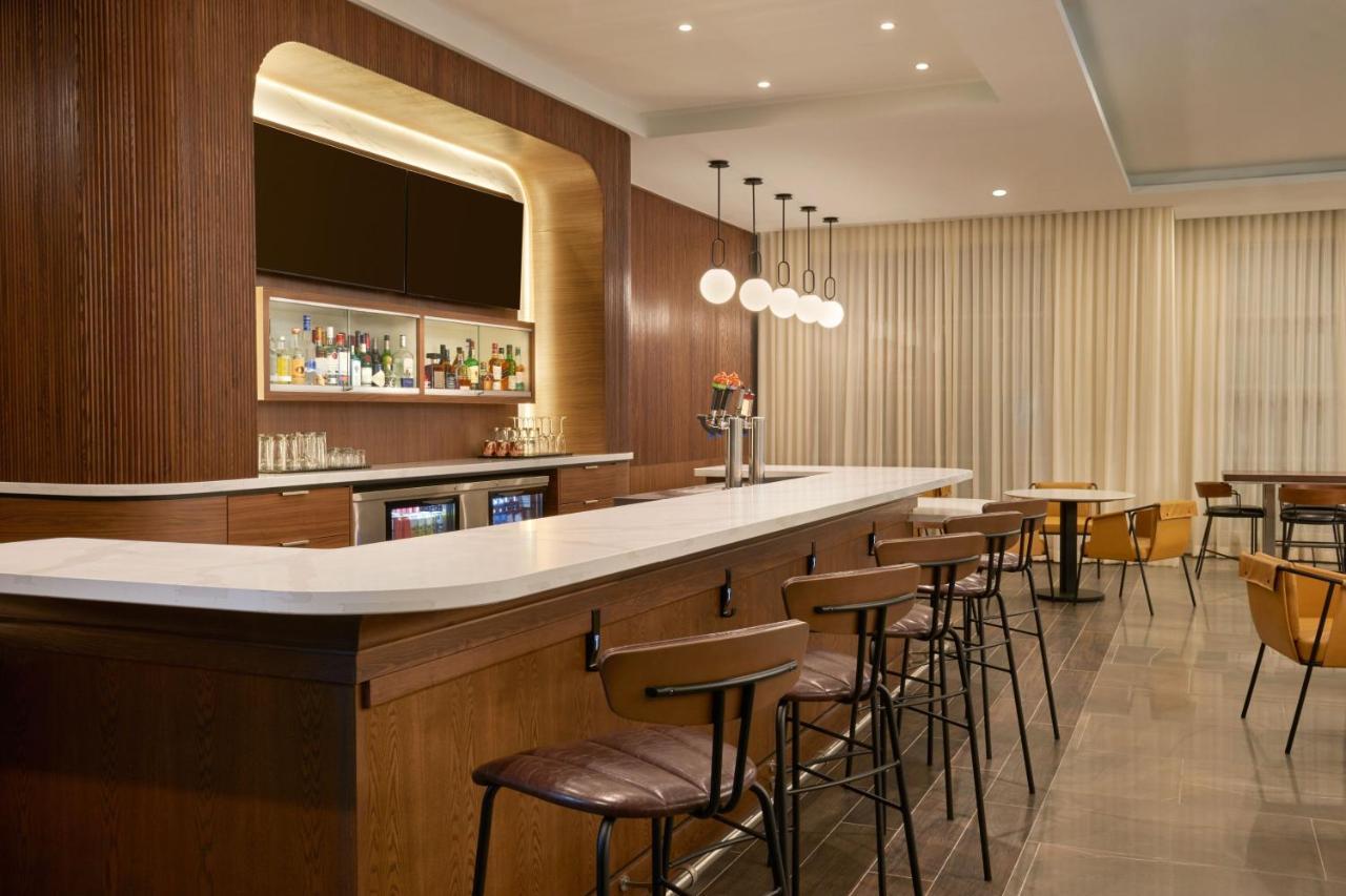 Courtyard By Marriott Kitchener Hotel Bagian luar foto