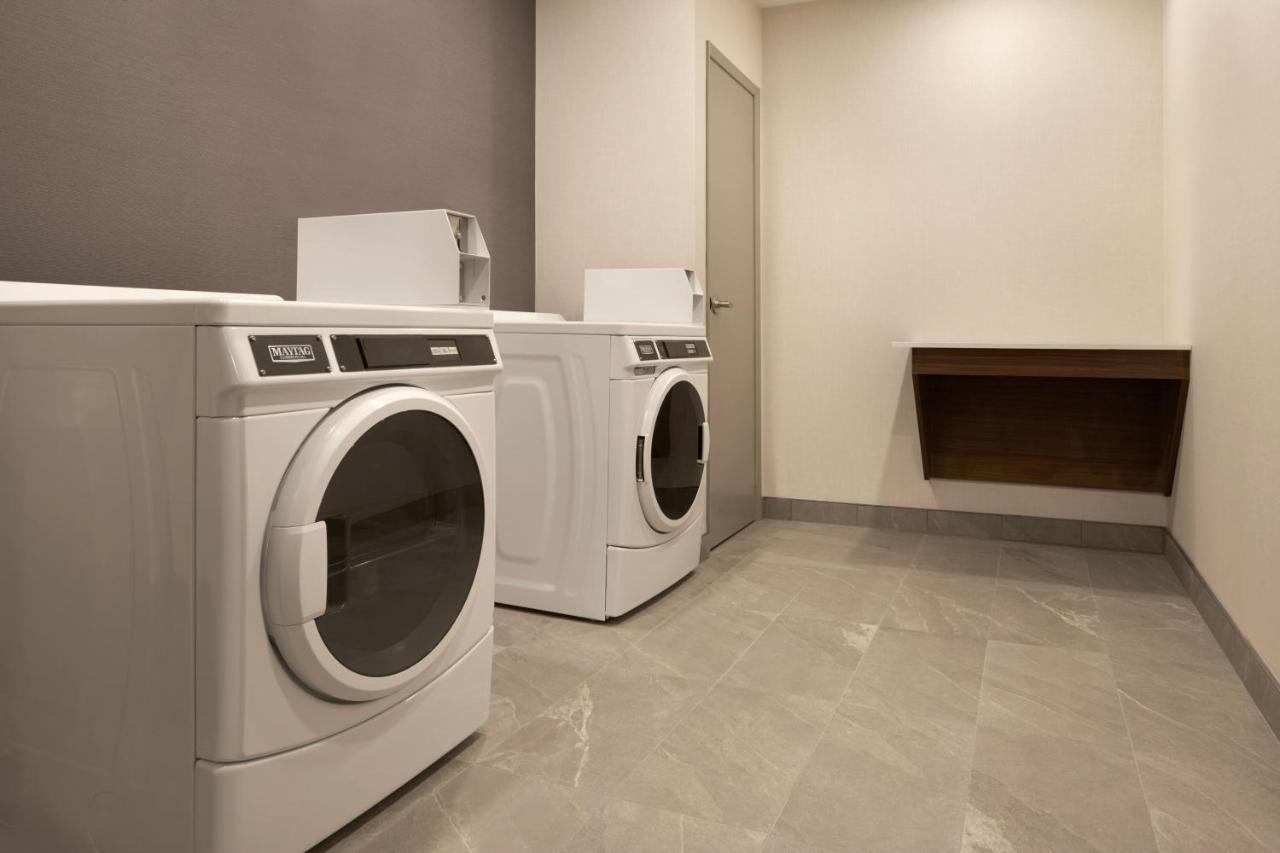 Courtyard By Marriott Kitchener Hotel Bagian luar foto
