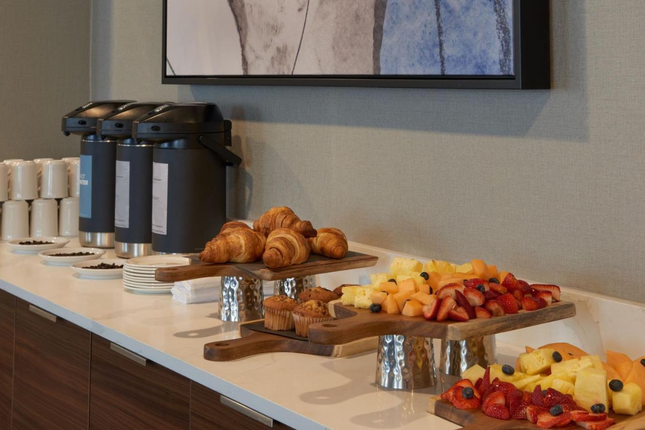 Courtyard By Marriott Kitchener Hotel Bagian luar foto