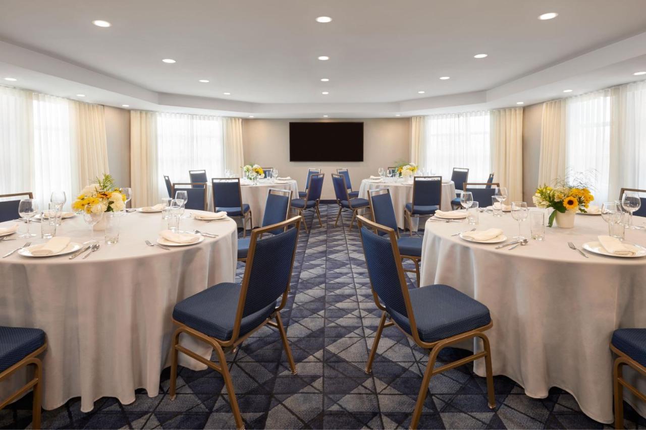 Courtyard By Marriott Kitchener Hotel Bagian luar foto