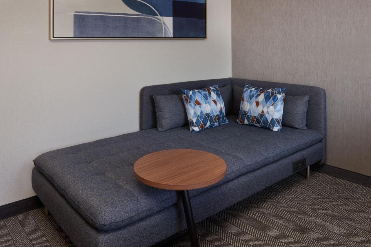 Courtyard By Marriott Kitchener Hotel Bagian luar foto