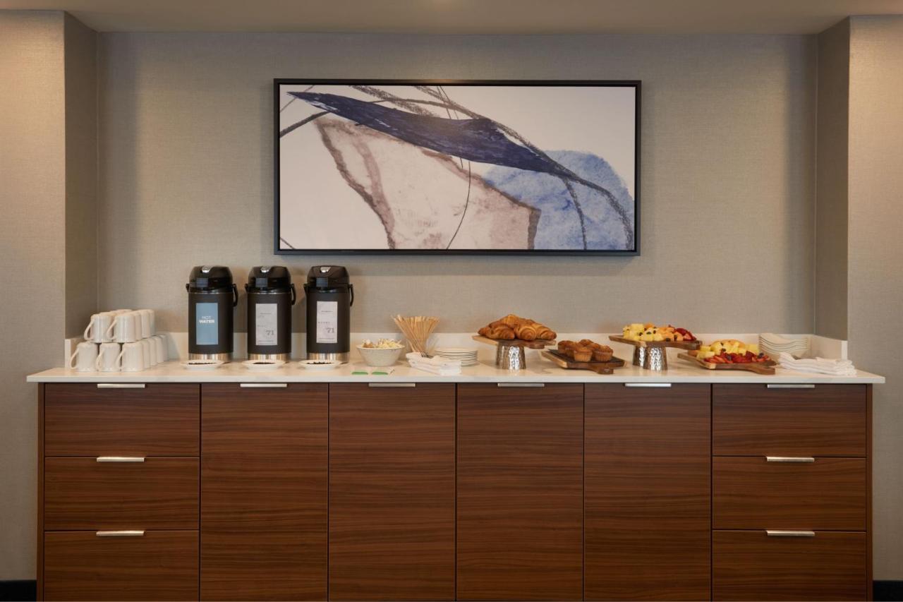 Courtyard By Marriott Kitchener Hotel Bagian luar foto