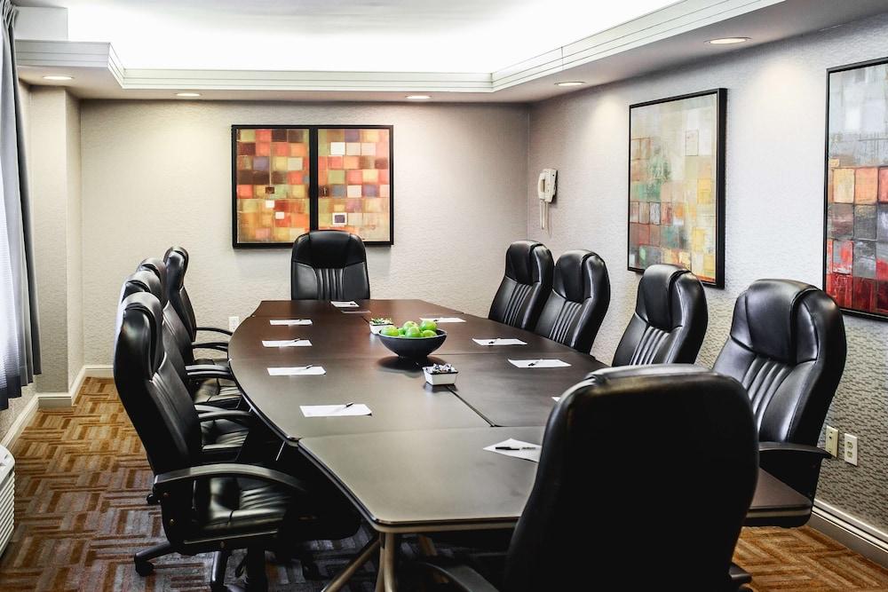 Courtyard By Marriott Kitchener Hotel Bagian luar foto