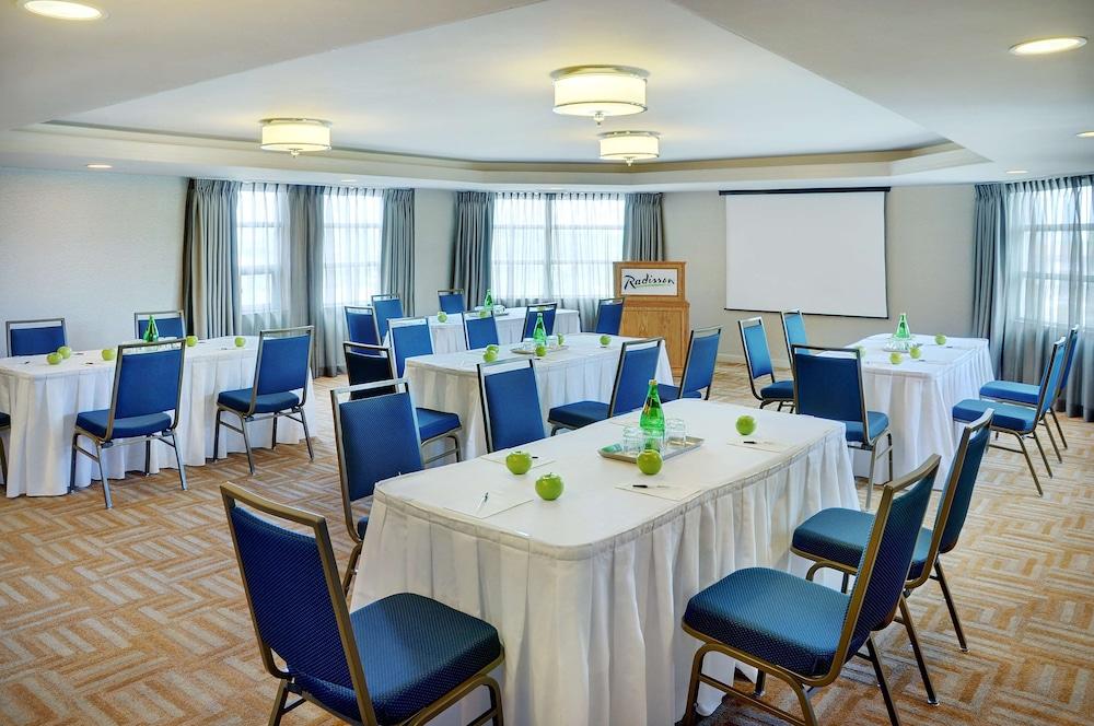 Courtyard By Marriott Kitchener Hotel Bagian luar foto