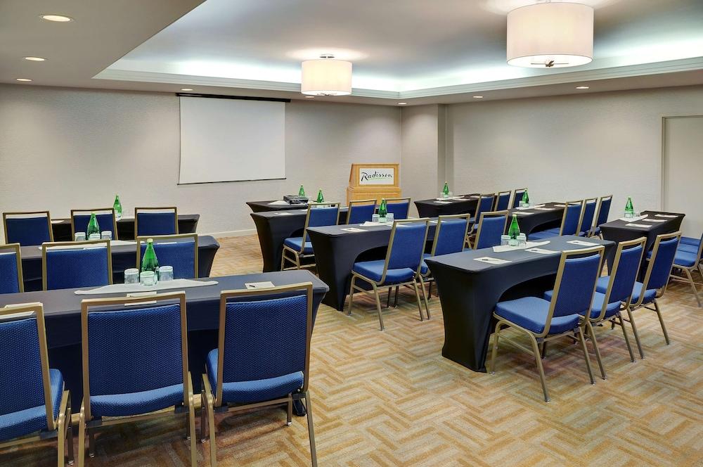 Courtyard By Marriott Kitchener Hotel Bagian luar foto
